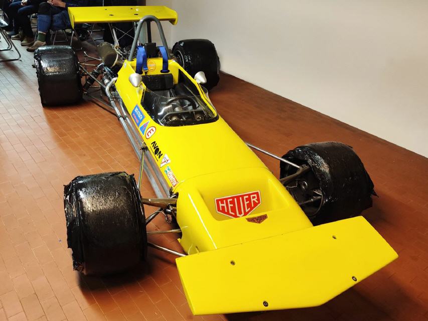 Der Formel Bolide kam extra aus der Schweiz f&uuml;r den Abend 