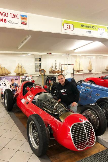 Thorsten mit dem eigengefertigten und neu aufgebauten Maserati 4CLT 4 Zylinder Motor
